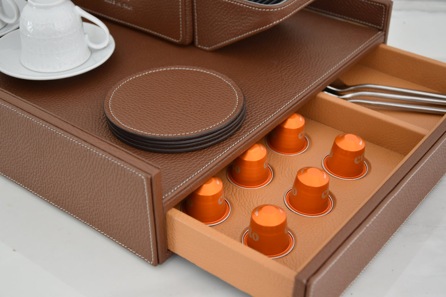 Postazione caffè Macchina Pixie Nespresso e Mobile su misura rivestito